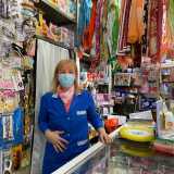 ...ci accoglie con il suo grembiule blu la 50enne Rosa Grandolfo. �L�insegna? Io non ne ho mai avuta una: chi abita in zona del resto mi conosce benissimo�, ci dice 